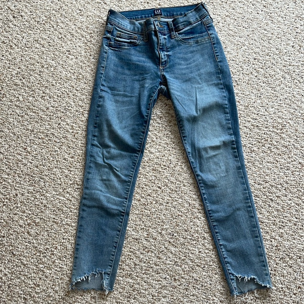 Distressed skinny jeggings